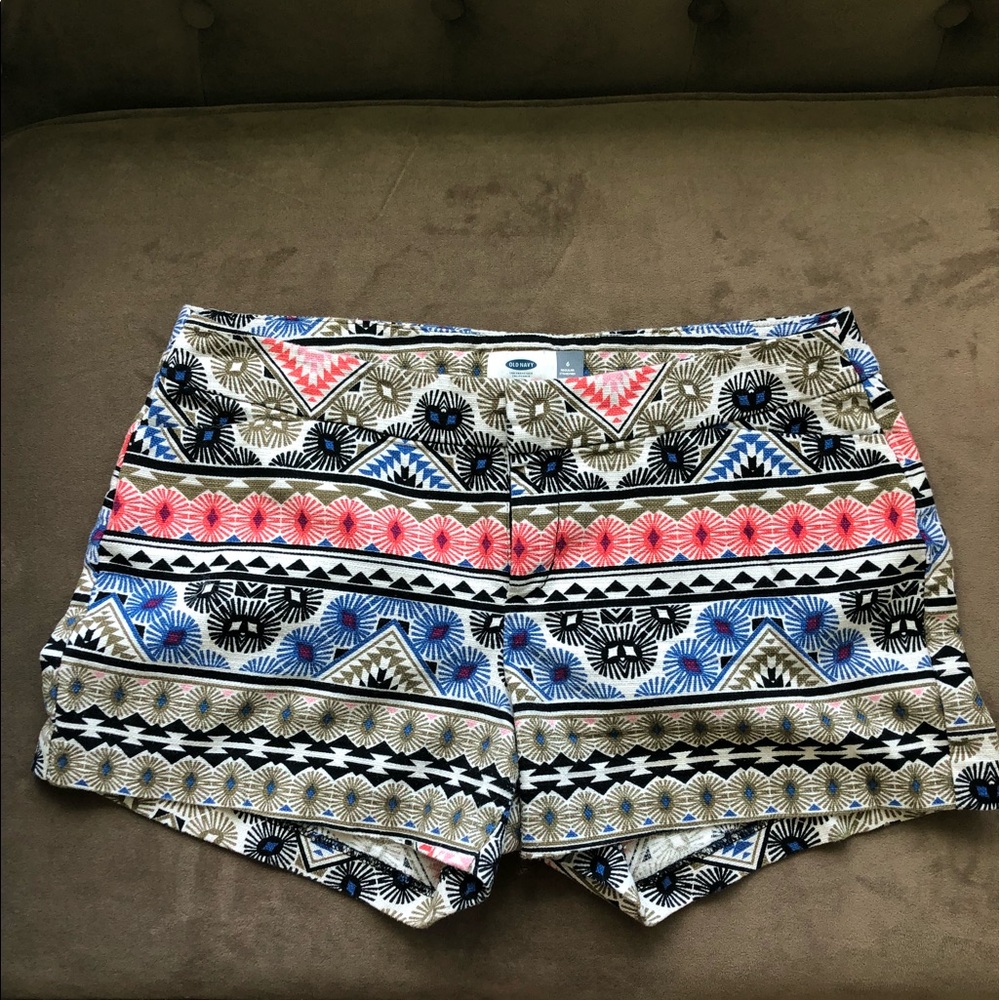 Patterned shorts, size 6